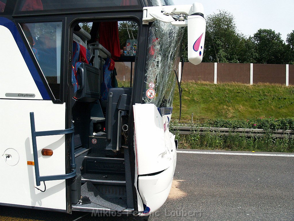 VU Auffahrunfall Reisebus auf LKW A 1 Rich Saarbruecken P54.JPG